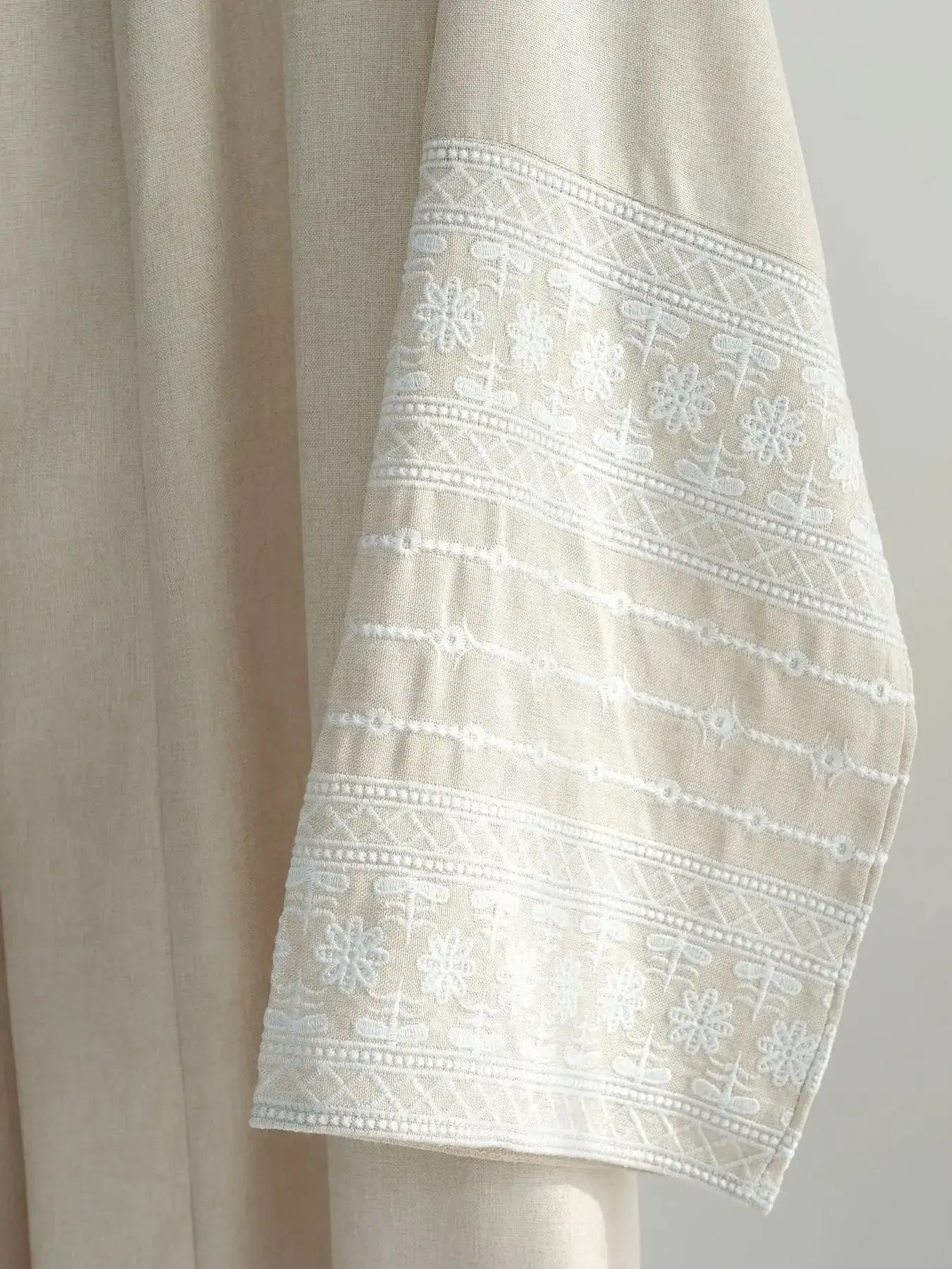 Elegant Embroidered Kimono Robe: The Epitome of Muslim Elegance