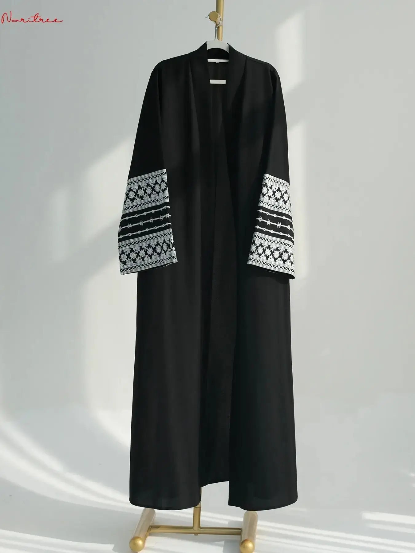 Elegant Embroidered Kimono Robe: The Epitome of Muslim Elegance